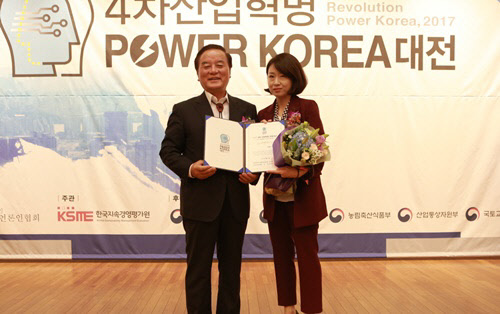 국회도서관에서 지난 31일 진행된 '4차 산업혁명 파워 코리아 대전'에서 스마트 혁신상을 수상한 리얼야구존의 권수현 상무(사진 우측)가 기념촬영을 하고 있다.